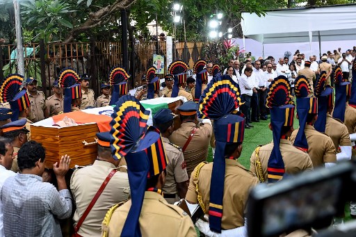 Menteri Dalam Negeri India Amit Shah, pejabat Tata Group dan pemerintah daerah, serta kerabat Tata hadir di pemakamannya, di mana polisi Mumbai menghormatinya dengan penghormatan senjata seremonial. Ia kemudian dikremasi di krematorium listrik.