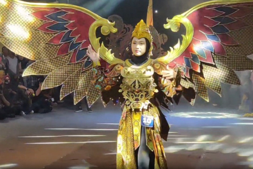 Batik Night Carnival atau malam karnaval batik kembali digelar di Kota Pekalongan, Jawa Tengah, Jumat, 11 Oktober 2024. Kegiatan tahunan yang diprakarsai oleh Dinas Pariwisata setempat itu mengangkat tema 'Gempita Cahyaning Bhumi' yang mengkolaborasikan batik lokal dengan budaya di empat benua.