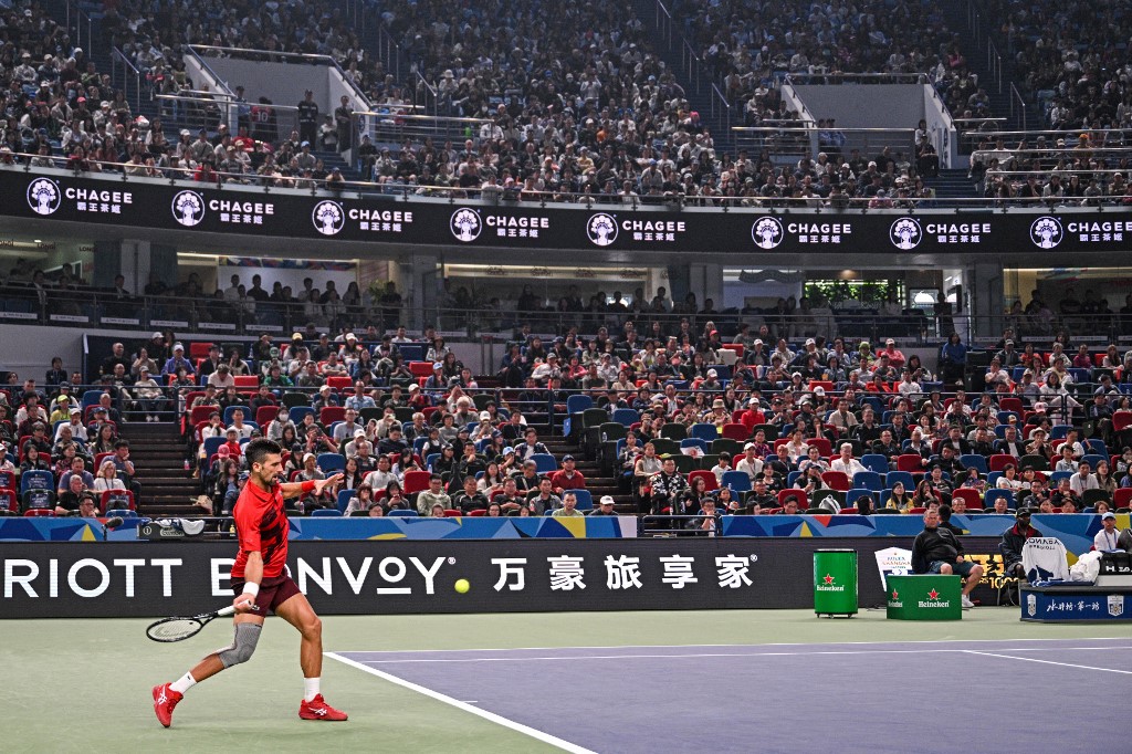 Novak Djokovic selamat dari ancaman perempat final Shanghai Masters untuk tetap berada di jalurnya memenangi gelar ke-100 di tingkat tur.
