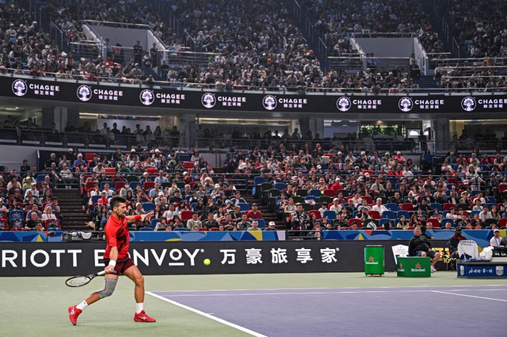 Novak Djokovic selamat dari ancaman perempat final Shanghai Masters untuk tetap berada di jalurnya memenangi gelar ke-100 di tingkat tur.