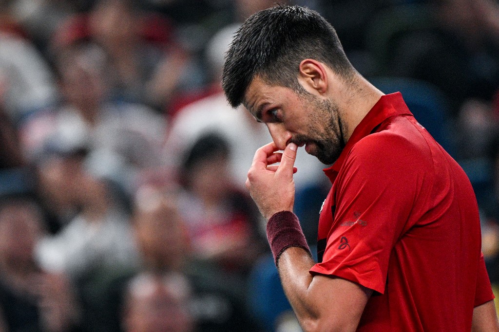 Setelah awal yang lamban, Djokovic bangkit pada set kedua yang berjalan nyaris sempurna di mana ia memenangi 92 persen (11/12) poin servis pertamanya, menurut statistik ATP.