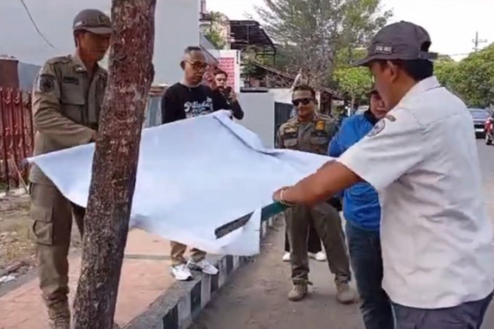 Komisi Pemilihan Umum dan Badan Pengawas Pemilu Kabupaten Bangkalan, Madura, Jawa Timur menertibkan puluhan baliho Cakada yang terpasang di beberapa titik, penertiban tersebut dilakukan karena baliho yang dipasang melanggar aturan yang sudah ditetapkan.