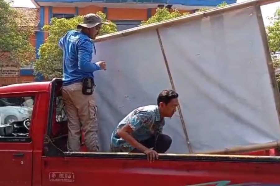 Penertiban ini bukan tanpa alasan, menurut laporan pihak penyelenggara pemilu Kabupaten Bangkalan, baliho-baliho tersebut sudah melanggar peraturan yang sudah ditetapkan oleh pihak penyelenggara pemilu tentang pemasangan alat peraga kampanye atau APK.