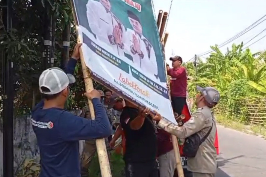 Mustain saleh, Ketua Bawaslu Bangkalan mengatakan baliho APK yang dipasang tidak sesuai tempatnya, ada beberapa APK yang dipasang di tempat peribadahan dan sekolah, bahkan ada beberapa APK yang dipaku di pohon di pinggir jalan raya, hal ini pastinya sudah melanggar aturan.