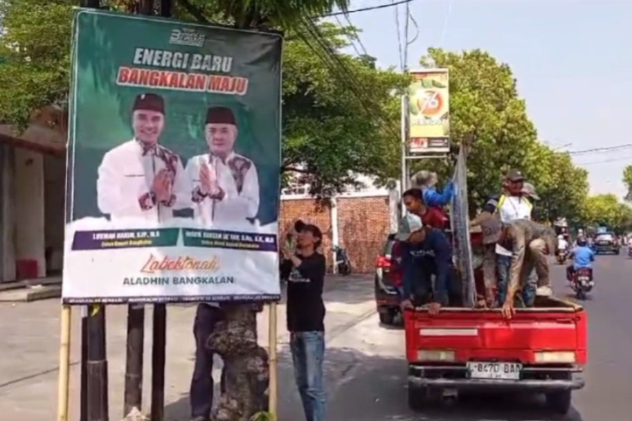 Sementara itu, Komarrudin, Anggota Komisioner KPU Bangkalan mengatakan, setidaknya ada tujuh puluh satu baliho APK yang diamankan di beberapa titik di wilayah Kabupaten Bangkalan, penertiban ini juga dilakukan di kecamatan-kecamatan yang ada di Kabupaten Bangkalan.