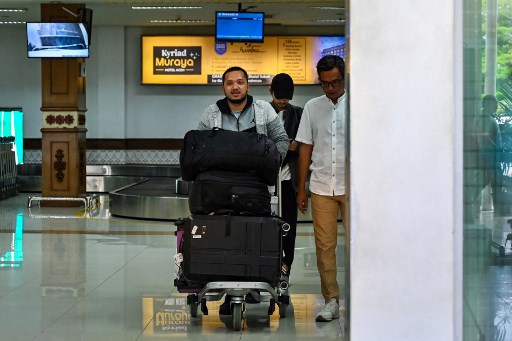 Dua mahasiswa asal Aceh yang menempuh pendidikan di Lebanon tiba di kampung halaman provinsi berjuluk Tanah Rencong itu. Mereka dievakuasi oleh pemerintah Indonesia dari Lebanon yang tengah berkonflik dengan Israel.