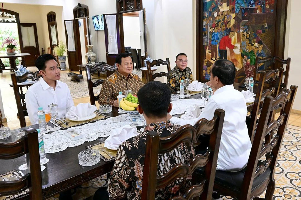 Presiden Joko Widodo melakukan pertemuan silaturahmi dengan Presiden dan Wakil Presiden terpilih Prabowo Subianto-Gibran Rakabuming Raka di kediaman pribadi Jokowi di Sumber, Solo, Jawa Tengah, Minggu, 13 Oktober 2024.