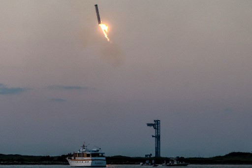 Atas perintah direktur penerbangan, roket pendorong tahap pertama terbang kembali ke landasan peluncuran tempat peluncurannya tujuh menit sebelumnya. 