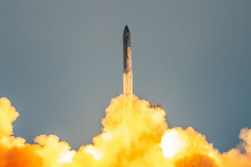 SpaceX melakukan uji terbang fenomenal dari roket Starship raksasa pada Minggu, 13 Oktober 2024, menangkap pendorong yang kembali di landasan peluncuran dengan lengan mekanis. Elon Musk menyebutnya 'fiksi ilmiah tanpa bagian fiksi'.