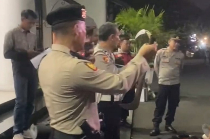 Saat dilakukan penggeledahan, polisi menemukan sejumlah senjata tajam dan atribut kelompok bermotor.