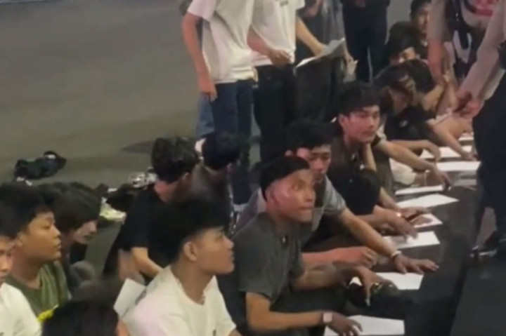 Usai dilakukan penggeledahan, puluhan anggota gerombolan tersebut dibawa langsung dan digiring ke Mako Mapolrestabes Bandung untuk menjalani pemeriksaan lebih lanjut, terutama mereka yang membawa senjata tajam.