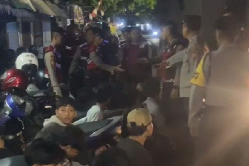 Kerap resahkan warga Bandung, puluhan anggota gerombolan bermotor diamankan Tim Patroli Perintis Kepolisian Resort Kota Besar Bandung. Dari penangkapan tersebut polisi sita barang bukti sejumlah senjata tajam.