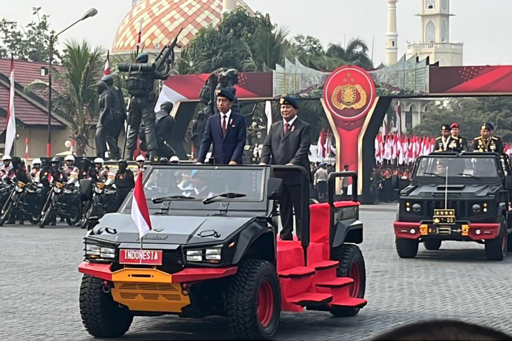 Tampak Jokowi mengenakan jas biru dengan dasi merah dan baret Brimob Polri. Lebih dahulu tiba presiden terpilih Prabowo Subianto. Prabowo juga mengenakan baret Brimob Polri dan jas hitam. Namun, tak ada Gibran Rakabuming Raka tampak di lokasi. 