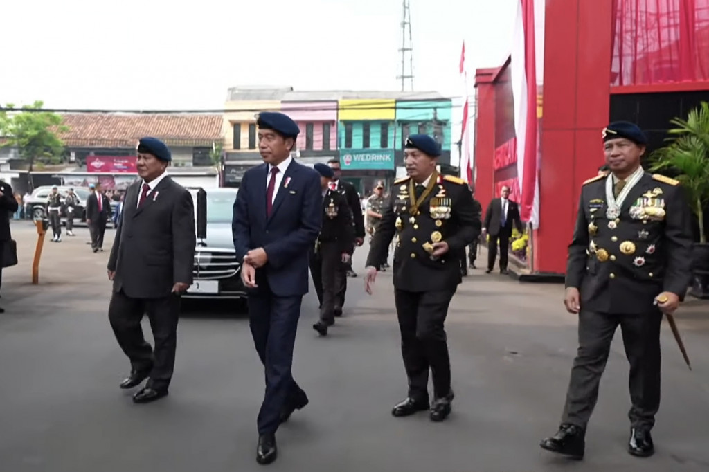 Polri menggelar apel Operasi Mantap Brata 2024 dalam rangka pengamanan pengambilan sumpah Presiden dan Wakil Presiden terpilih, Prabowo Subianto-Gibran Rakabuming di Mako Brimob Polri, Kelapa Dua, Depok, Jawa Barat. Apel dipimpin Presiden Joko Widodo (Jokowi). 