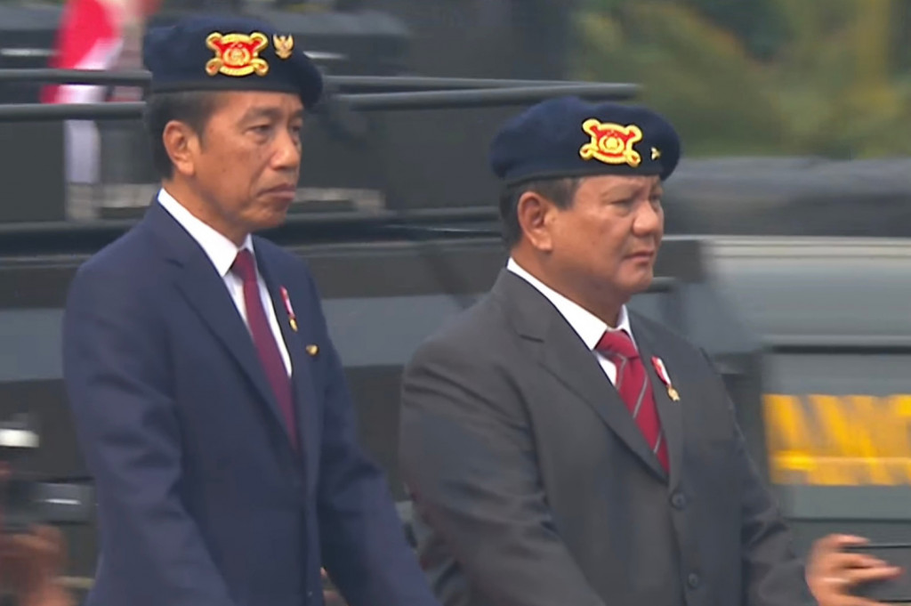 Presiden tiba di Korps Brimob Polri pukul 08.30 WIB. Kepala negara turun dari mobil dinas kepresidenan dan disambut oleh Kapolri Jenderal Listyo Sigit Prabowo beserta jajaran kehormatan Brimob Polri. 