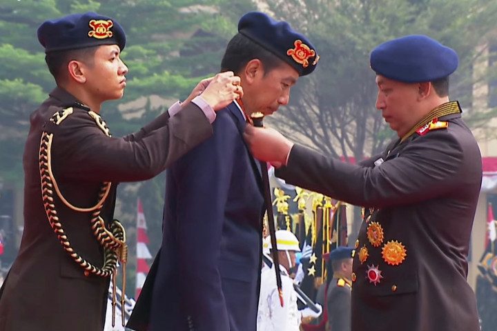Presiden Joko Widodo (Jokowi) dianugerahi medali kehormatan keamanan dan keselamatan Loka Praja Samrakshana. Selain itu, Kepala Negara diberikan tanda kehormatan Korps Brimob Polri.