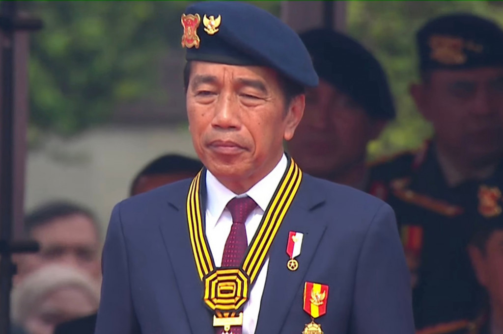 Momen itu terjadi saat apel kesiapan pengamanan pelantikan presiden dan wakil presiden terpilih di Mako Brimob, Kelapa Dua, Depok, Jawa Barat, Senin, 14 Oktober 2024. Pantauan Medcom.id, Jokowi tampak dikalungkan medali oleh Kapolri Jenderal Listyo Sigit Prabowo.