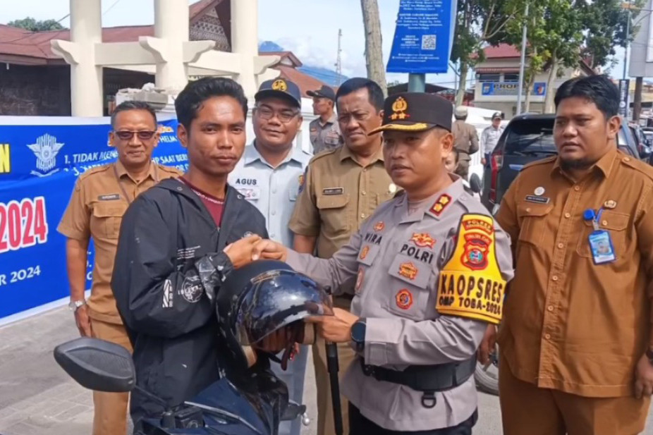 Operasi Zebra 2024, Polres Padang Sidempuan, Sumatera Utara membagikan helm kepada pengendara. Operasi Zebra 2024 yang dilaksanakan pada 14 sampai 27 Oktober ini juga dalam rangka pengamanan Kamtibmas jelang pelantikan Presiden.