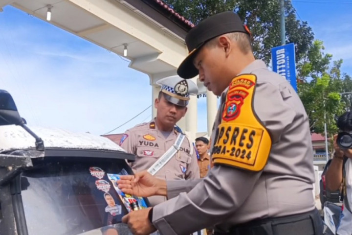 Pembagian helm ini sekaligus memberikan edukasi kepada pengemdara agar selalu taat berlaku lintas dengan tetap menggunakan helm sebagai pelindung dan keselamatan pengendara.