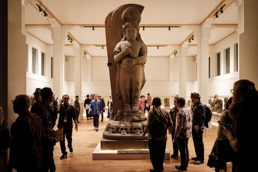 Museum Nasional Indonesia buka kembali hari ini, 15 Oktober 2024, setelah ditutup akibat kebakaran yang terjadi pada 16 September 2023. Beberapa daftar koleksi yang menarik dapat dilihat oleh publik.