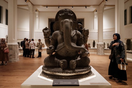 Selain itu, yang paling menarik perhatian juga arca Prajnaparamita, yang melambangkan sosok dewi kebijaksanaan, dan dikenal sebagai dewi yang paling cantik paras serta bentuk tubuhnya.  Terdapat juga arca Ganesha dari abad 5-7, serta arca Bhairawa dari abad ke-13.