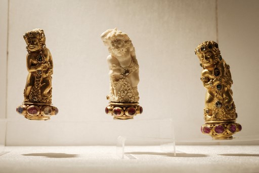 Di lantai dua, terdapat koleksi perhiasan dari masa kerajaan Lombok, selain itu juga beberapa koleksi jarahan Belanda dari Puputan (perang) Badung, Klungkung, dan Tabanan, Bali.