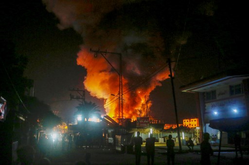 Serangan udara Israel di kompleks rumah sakit di Gaza tengah pada Senin, 14 Oktober 2024 dini hari, membakar tenda-tenda yang menampung orang-orang yang mengungsi.