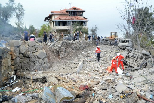 Serangan udara Israel menghantam sebuah gedung apartemen di Lebanon utara pada Senin, 14 Oktober 2024, menewaskan sedikitnya 21 orang. Tidak ada komentar langsung dari militer Israel dan tidak jelas apa targetnya.