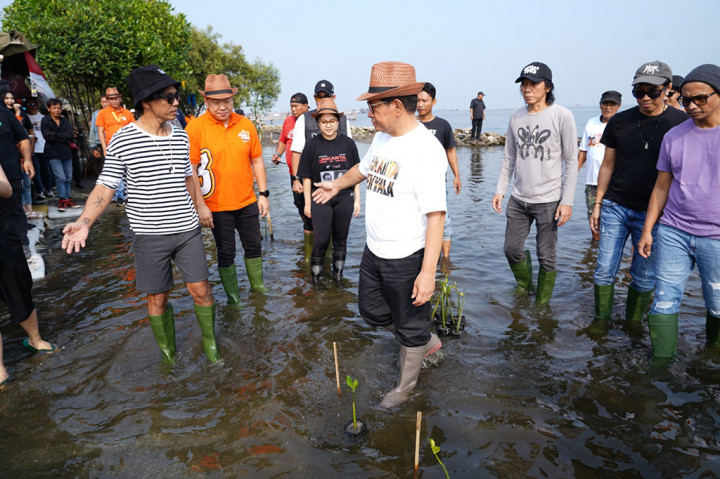 “Jadi slank tadi berpesan untuk urusan mangrove ini jangan setengah hati. Itu kata-kata yang singkat dari Slank menurut saya maknanya dalam dan serius,” kata Pramono setelah menanam mangrove di Pantai Marunda, Jakarta Utara, Selasa, 15 Oktober 2024.
