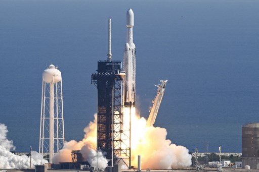 Wahana antariksa Europa Clipper milik NASA diluncurkan dengan roket SpaceX Falcon Heavy dari Kennedy Space Center (KSC) milik NASA di Florida, Senin, 14 Oktober 2024, untuk mengawali misi astrobiologi ke bulan samudra Jupiter, Europa.