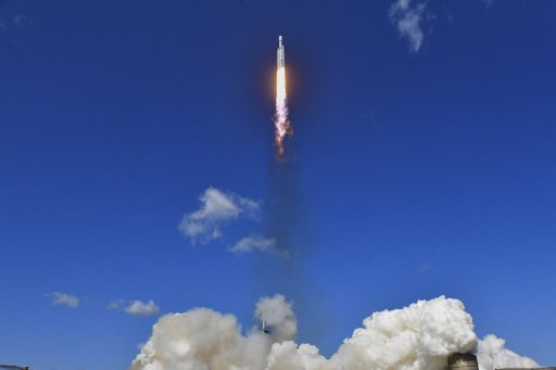 Wahana antariksa Clipper diluncurkan menuju bulan Jupiter, Europa, salah satu dari puluhan bulan yang mengorbit planet terbesar di Tata Surya dan titik terdekat di lingkungan langit kita yang dapat mendukung kehidupan.