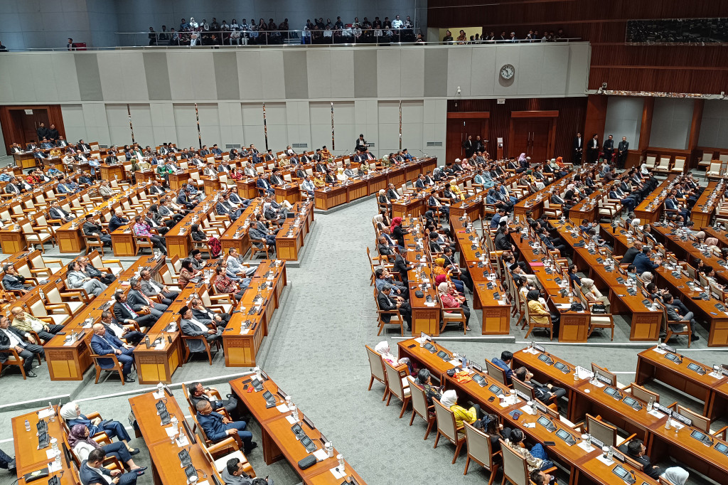 Selain menyetujui penambahan komisi, rapat paripurna juga menyetujui pembentukan Badan Aspirasi Masyarakat.