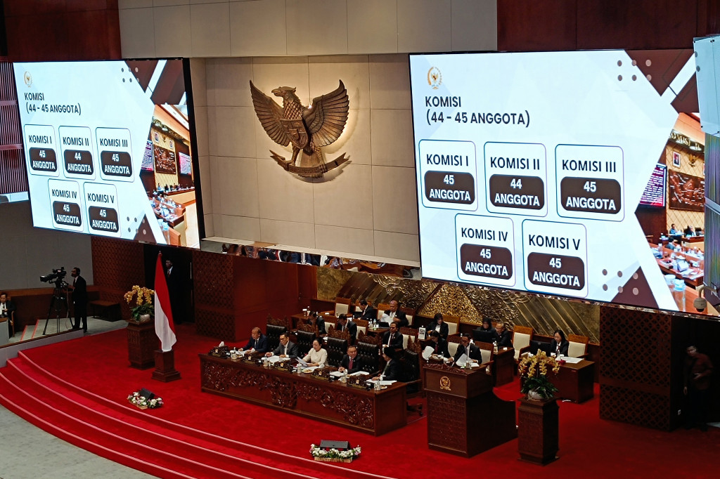 Puan memaparkan bahwa Alat Kelengkapan Dewan (AKD) DPR RI terdiri atas pimpinan DPR, Badan Musyawarah, komisi, Badan Legislasi, Badan Anggaran, Badan Akuntabilitas Keuangan Negara, Badan Kerja Sama Antarparlemen, Mahkamah Kehormatan Dewan, Badan Urusan Rumah Tangga, Panitia Khusus, serta alat kelengkapan lain yang diperlukan dan dibentuk oleh Rapat Paripurna DPR RI.