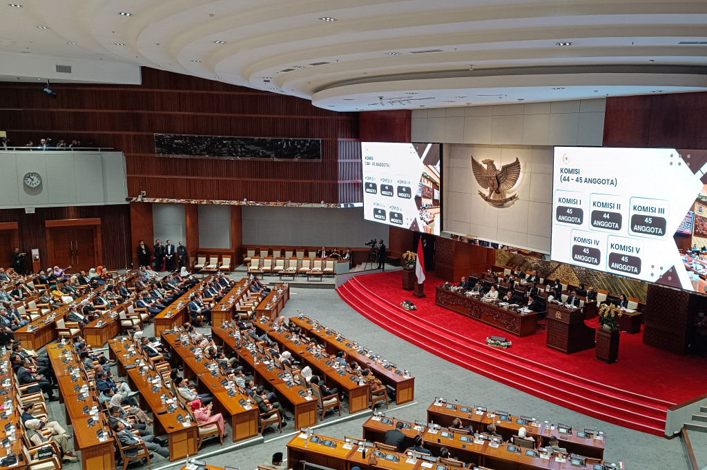 Rapat Paripurna DPR RI pada hari Selasa, 15 Oktober 2024 menyetujui penambahan jumlah komisi dari 11 menjadi 13 komisi DPR RI masa jabatan 2024-2029.