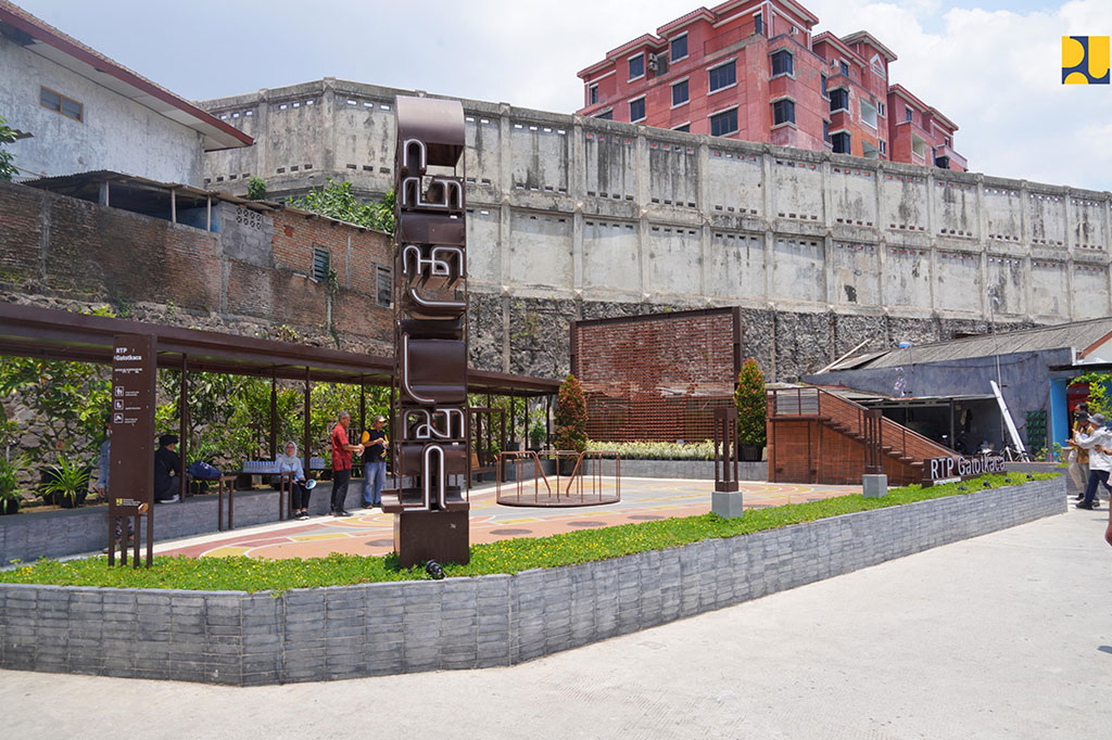 Kementerian Pekerjaan Umum dan Perumahan Rakyat (PUPR) telah menyelesaikan penataan kawasan kumuh Mrican di Kabupaten Sleman, Daerah Istimewa Yogyakarta. Penataan kawasan ini dilakukan pada April-Desember 2023 dengan anggaran Rp29,29 miliar.