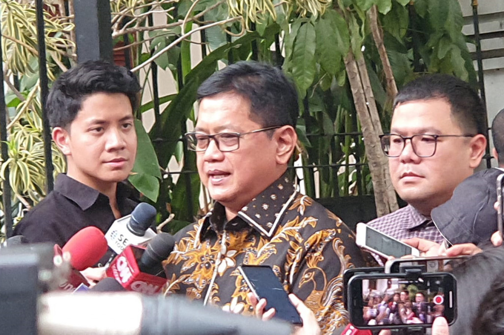 Sebelumnya, sebanyak 49 tokoh datang ke kediaman Presiden terpilih periode 2024-2029 Prabowo Subianto di Kertanegara, Jakarta Selatan, pada Senin, 14 Oktober 2024. Prabowo menyebut para tokoh yang dipanggil merupakan para calon menteri dan calon wakil menteri.