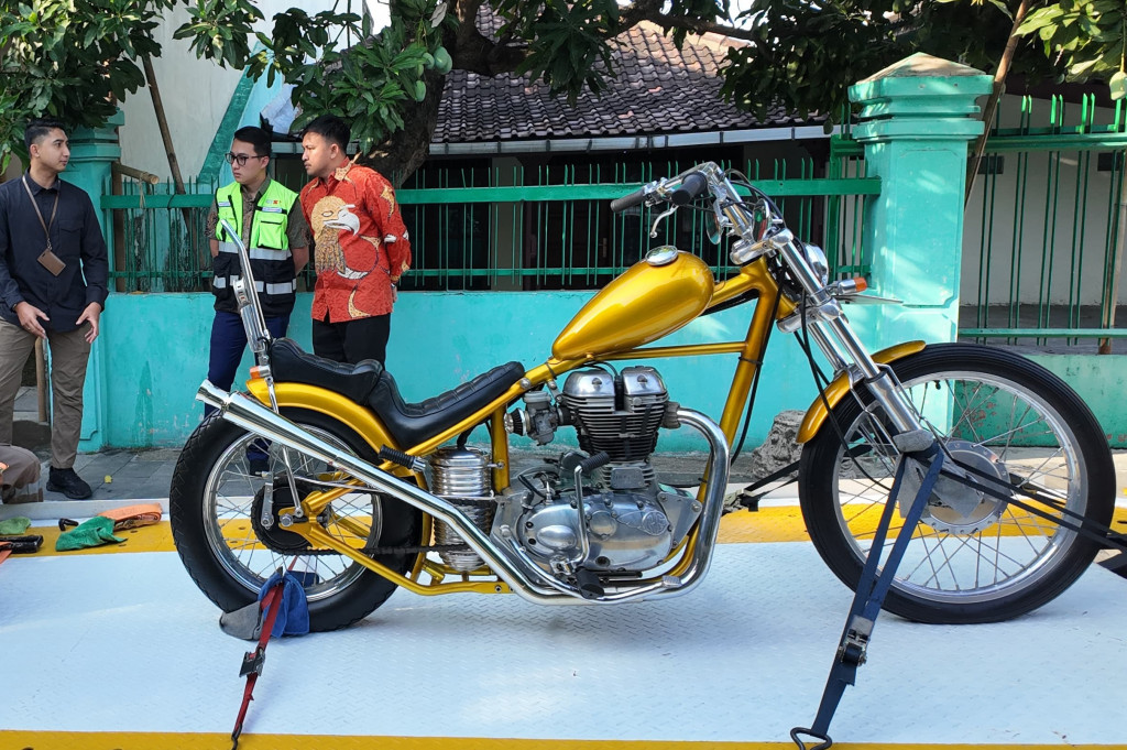 Wahyu menjelaskan dua motor ini diberangkatkan dari Istana Jakarta dan tiba di kediaman pribadi Jokowi, di Solo, pada Senin, 14 Oktober 2024. Wahyu sempat membagikan momen ketika berfoto dengan Presiden Jokowi.