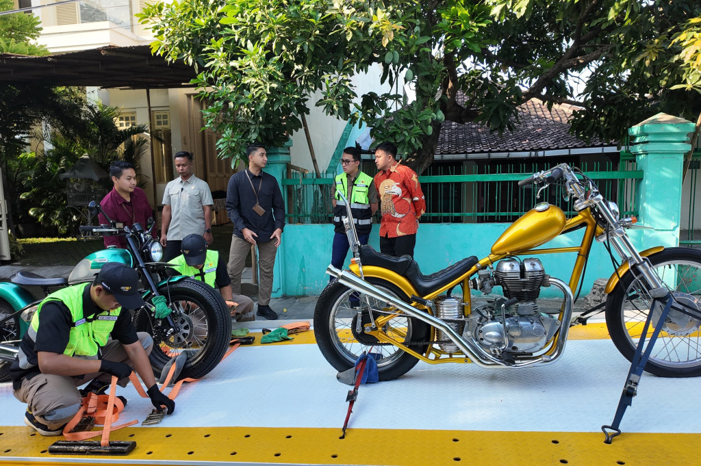 Dua motor custom atau modifikasi milik Presiden Joko Widodo (Jokowi) telah tiba di Solo, Jawa Tengah. Hal ini disampaikan oleh Owner Gts Towing, Wahyu Kandacong.
