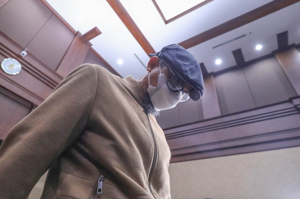 “Menyatakan terdakwa Gazalba Saleh tersebut di atas telah terbukti secara sah dan menyakinkan menurut hukum bersalah melakukan tindak pidana korupsi dan TPPU secara bersama sama sebagaimana dalam dakwaan komulatif pertama dan kedua penuntut umum,” ucap Fahzal.