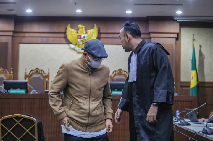 Uang denda itu wajib dibayarkan dalam waktu sebulan setelah vonis berkekuatan hukum tetap. Jika tidak, hukuman penjaranya ditambah empat bulan.