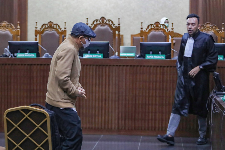 “Menjatuhkan pidana kepada terdakwa Gazalba Saleh oleh karena itu dengan pidana penjara selama sepuluh tahun dan pidana denda sejumlah Rp500 juta,” kata Ketua Majelis Fahzal Hendri di Pengadilan Tipikor pada Pengadilan Negeri Jakarta Pusat, Selasa, 15 Oktober 2024.