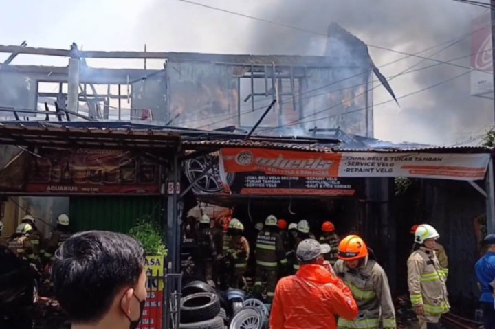 Kebakaran hanguskan tiga bangunan bengkel dan 13 kamar kontrakan di Jalan Sekelimus Utara, Kota Bandung, Jawa Barat, Selasa, 15 Oktober 2024 siang. Kebakaran diduga disebabkan dari korsleting listrik, tidak ada korban jiwa dalam musibah namun kerugian ditaksir ratusan juta rupiah.