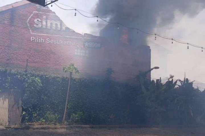 Petugas pemadam kebakaran yang tiba di lokasi berusaha menetralisir kobaran api agar tidak terus membesar dan merambat kebangunan lainnya.