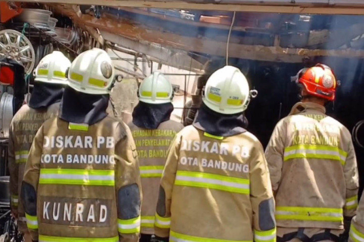 Api baru bisa dipadamkan satu jam kemudian, setelah petugas menyerahkan 13 unit mobil pemadam. Meski telah padam petugas terus melakukan pendinginan di sekitar lokasi bangunan yang terbakar.