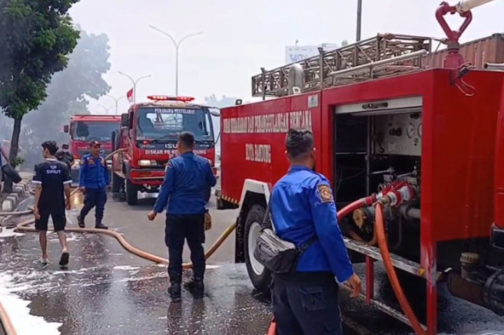 Kepala UPT Dinas Kebakaran dan Penanggulangan Bencana (Diskar PB) Kota Bandung Wilayah Selatan Asep Mulyono mengatakan, tiga bangunan bengkel dan 13 kamar kontrakan di belakang bengkel ludes terbakar. Api diduga berasal dari korsetling listrik di kamar kontrakan.