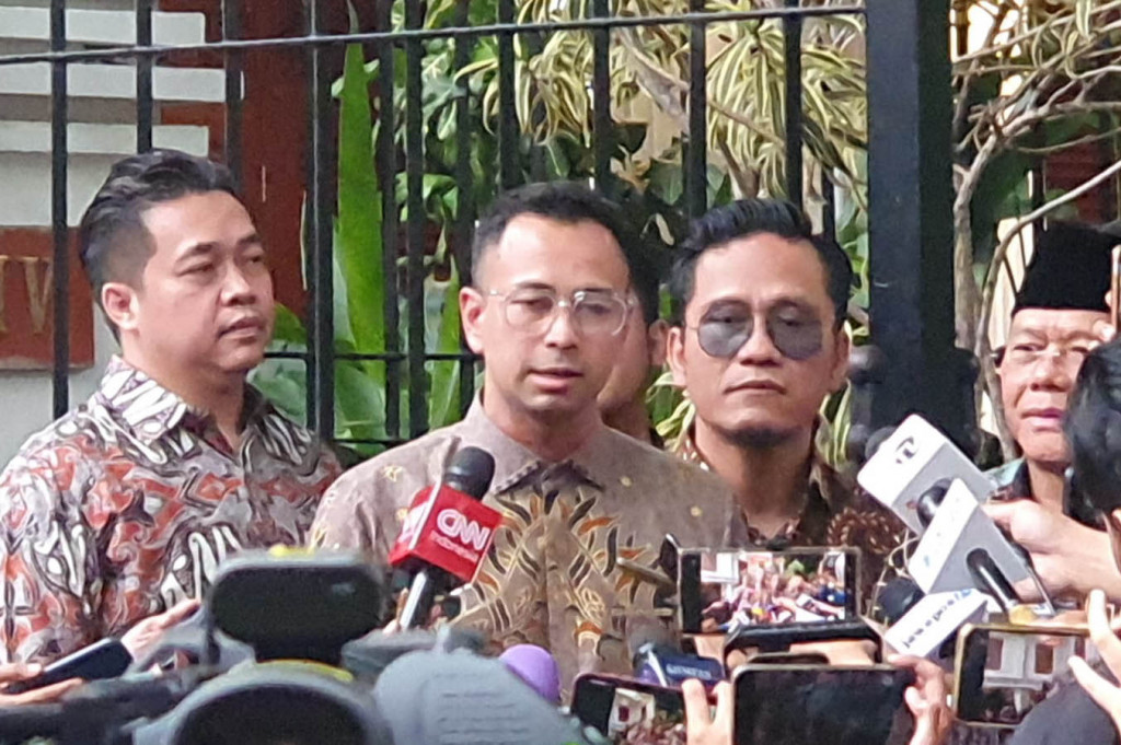 Artis Raffi Ahmad menjadi salah satu figur yang dipanggil Presiden terpilih periode 2024-2029, Prabowo Subianto, di Jalan Kertanegara, Jakarta Selatan. Dia mengaku akan membantu Prabowo di bidang industri kreatif.