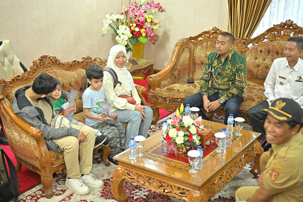 Sebelum dipulangkan ke Sumbar, keempat orang tersebut sempat diinapkan oleh Pemprov Sumbar selama beberapa hari di Jakarta untuk pengurusan sejumlah dokumen.