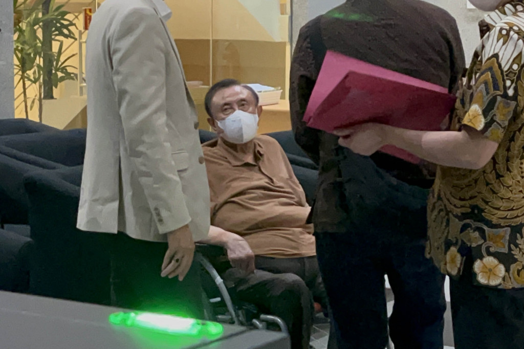 Adjie mengaku bingung dengan keputusan KPK yang menetapkannya sebagai tersangka. Dia juga tidak mengetahui permasalahan dalam proses akuisisi perusahaannya.