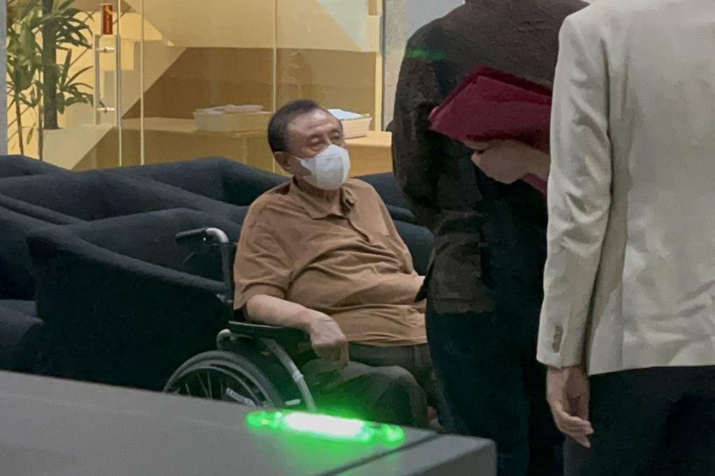 “Enggak, saya jual saja,” kata Adjie di Gedung Merah Putih KPK Jakarta Selatan, Selasa, 15 Oktober 2024.