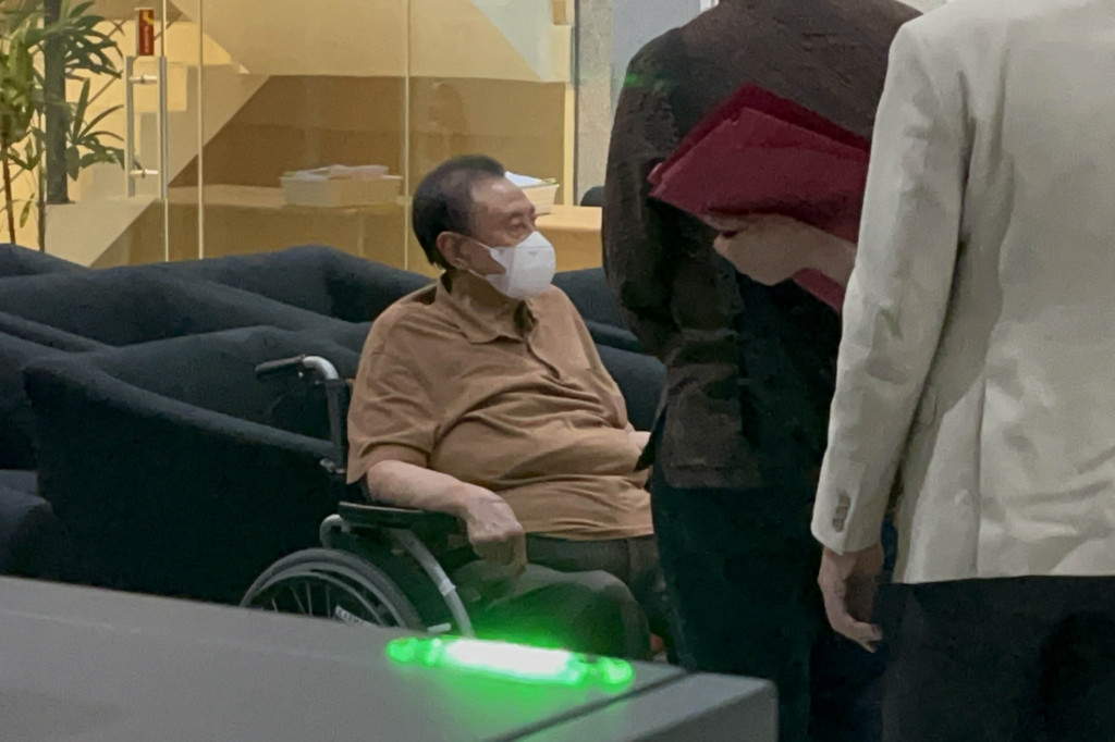 Komisi Pemberantasan Korupsi (KPK) rampung memeriksa pemilik PT Jembatan Nusantara Group Adjie. Tersangka kasus rasuah dalam proses kerja sama usaha dan akuisisi PT Jembatan Nusantara oleh PT ASDP Indonesia Ferry (Persero) mengaku bingung dengan perkaranya karena cuma menjual aset.